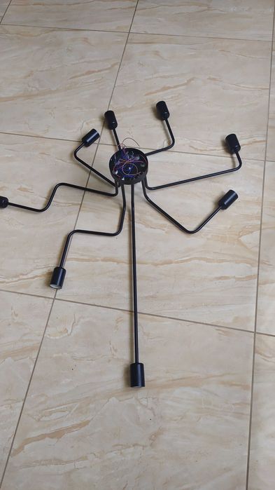 Lampa ośmioramienna czarna.