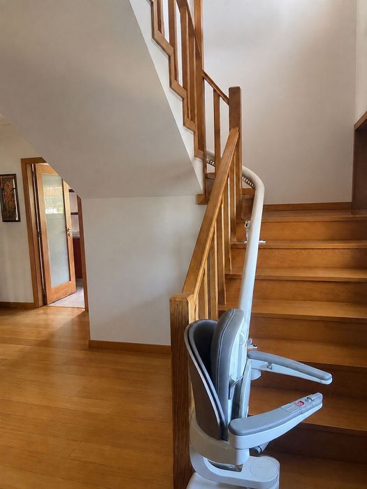 Cadeira elevatória LEVITA para escadas curvas