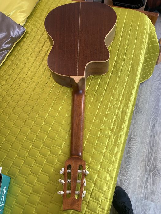 Guitarra marca LAG eletroacustica….