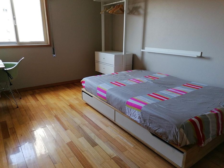 Alugo quarto, espaçoso a estudante