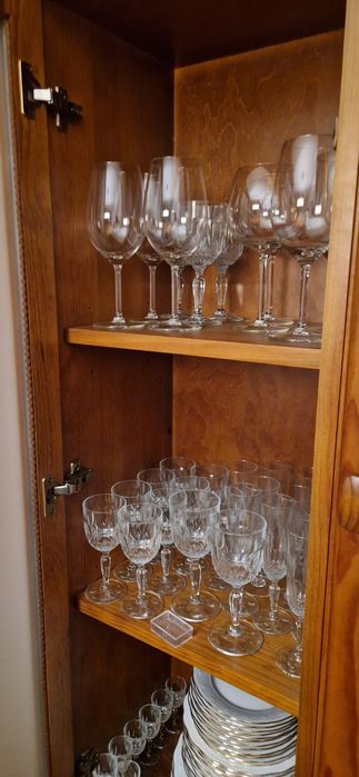 Cristaleira em pinho mel macićo em excelente estado.