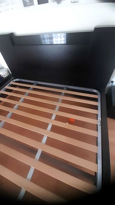 Cama de casal em madeira wenguê + estrado