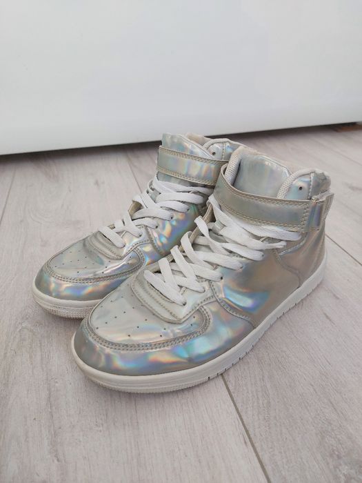 Holograficzne srebrne sneakersy Cropp 38