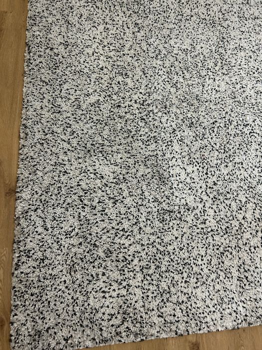 Carpete IkEA  branco com apontamentos em cinza e preto