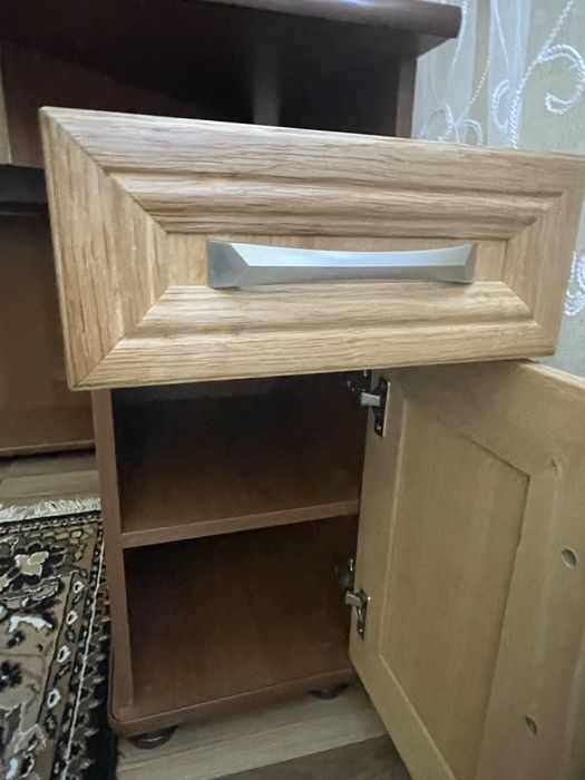 Компʼютерний/письмовий кутовий стіл з надбудовою