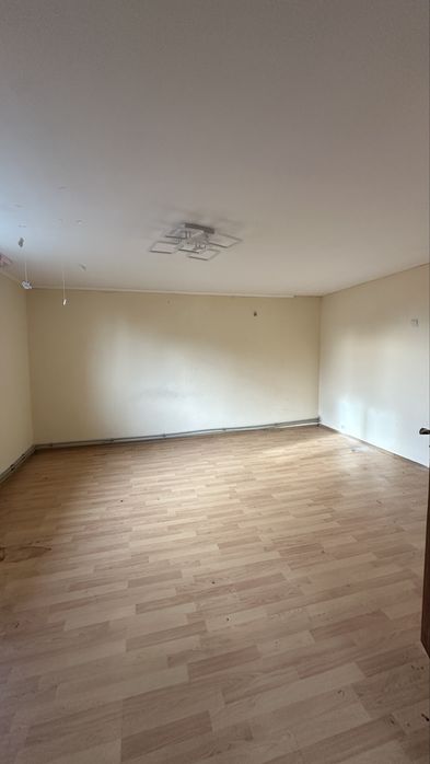 Продаж будинку, поруч з містом