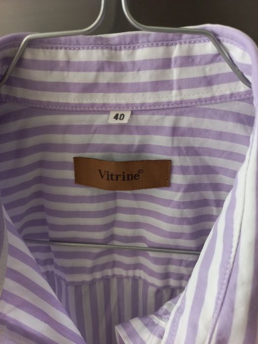Camiseiro às riscas brancas e lilases