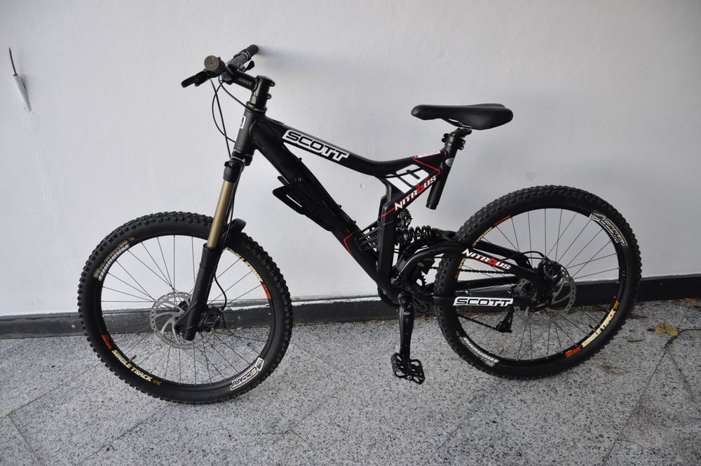 Bicicleta Scott Nitrous 10 e equipamento de downhill