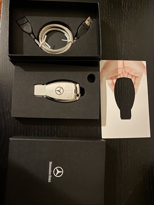 Pen USB e caneta Mercedes
