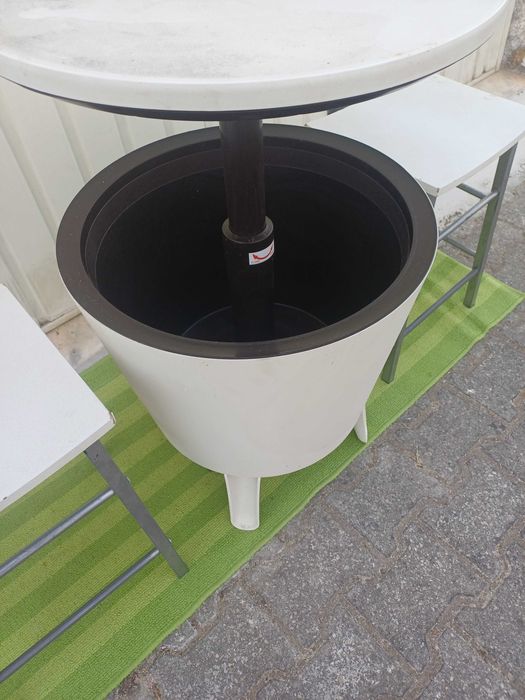 Mesa de apoio geladeira + 2 bancos