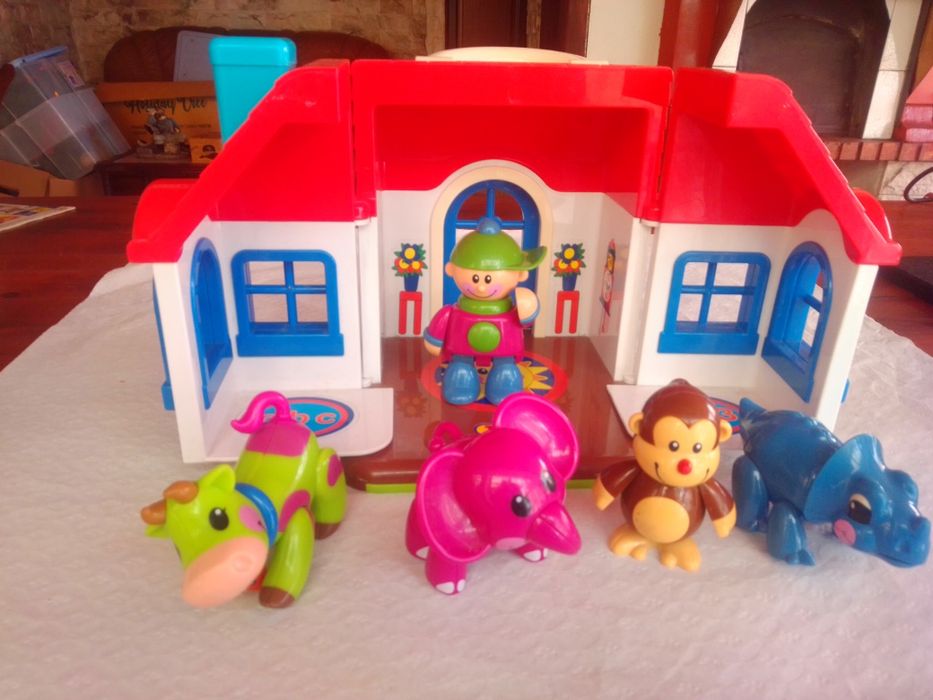 Casinha com bonecos da Babycool