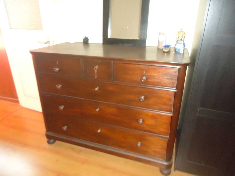 Cómoda em madeira maciça