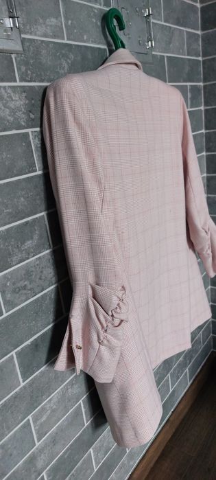 Піджак жіночий, рожевий в клітинку з люрексовою ниткою приємна тканина