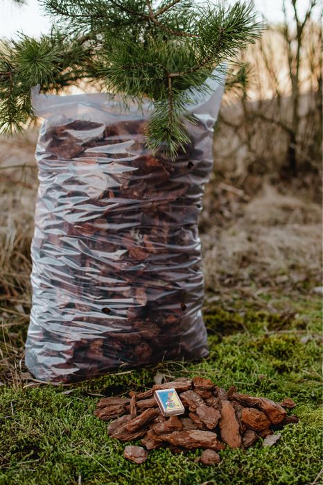 Соснова кора. Кора. Мульча. Шишки. Ландшафт. Сад.