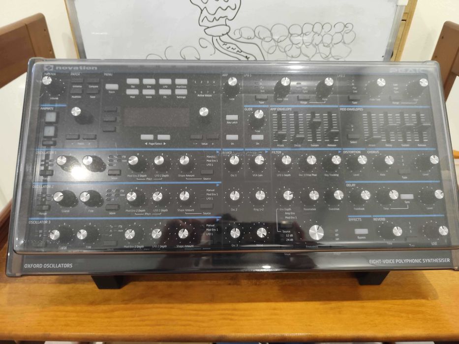 Sintetizador Novation Peak com stand e decksaver