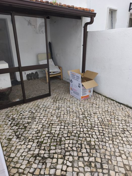 Casa pequena na Trafaria com quintal