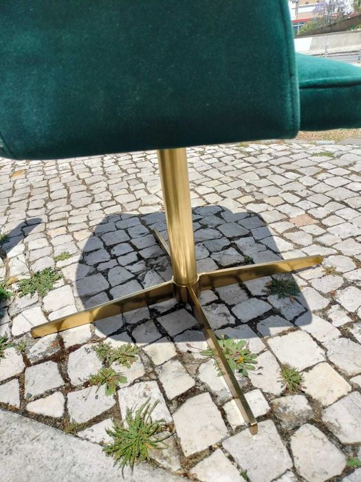 Cadeira giratória em veludo verde com pé de latão