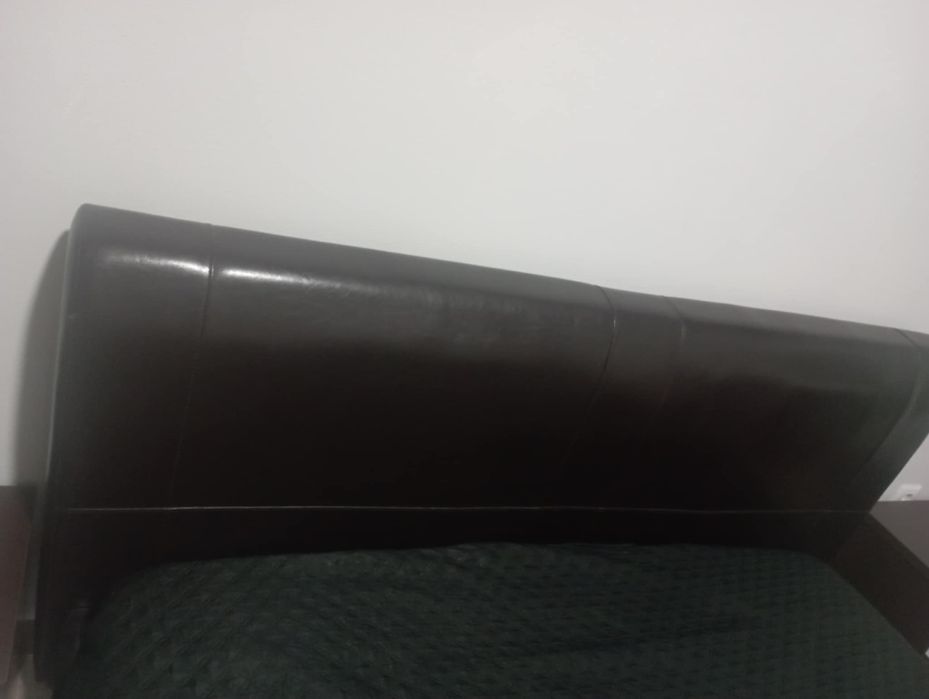 Cama de casal e 2 mesas cabeçeiras