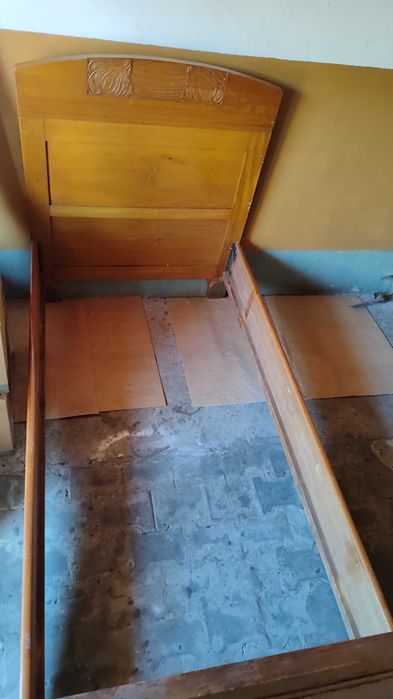 Stare łóżko drewniane