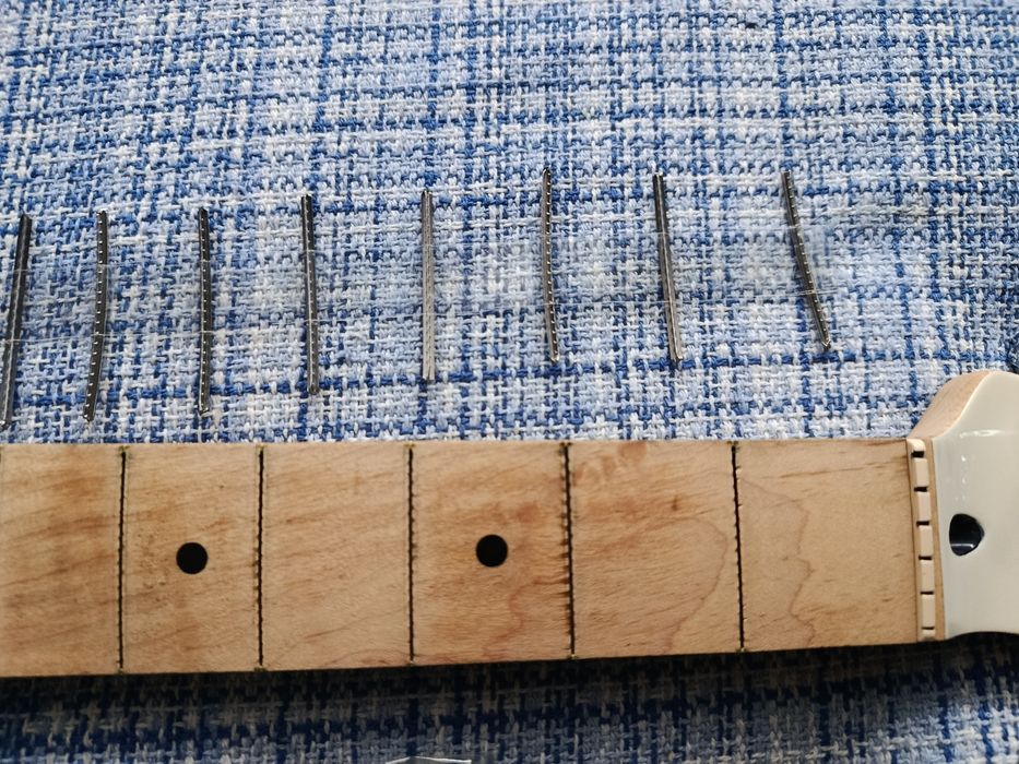 Diversos equipamentos de manutenção de guitarra elétrica.