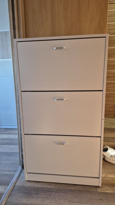 Szafka na buty biala nowa w bardzo dobrym stanie. Wymiary  wysokość  105 cm, szerokość 59 cm , głębokość 22 cm.