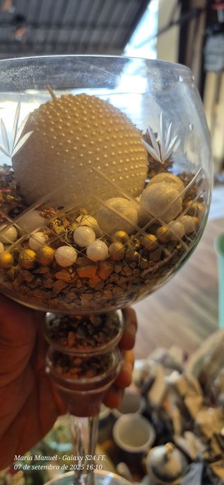 Peças soltas, chávenas de café, e vidros