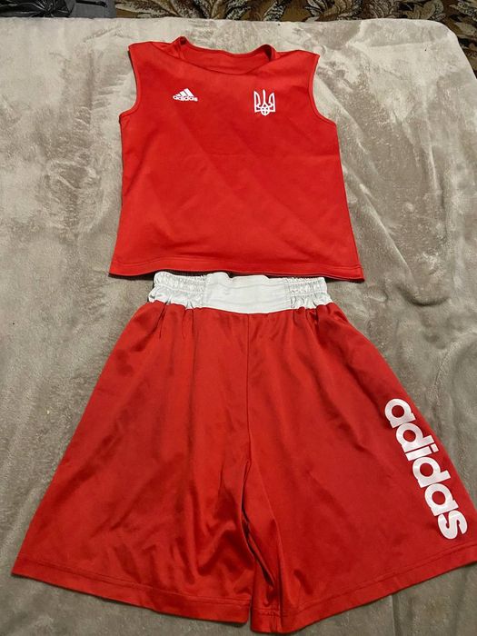 Червона форма Адідас