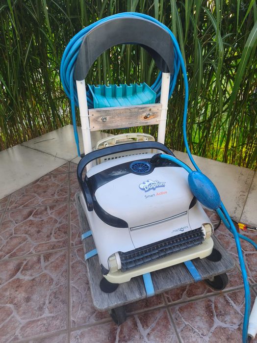 automatyczny odkurzacz basenowy Dolphin Smart Active firmy Maytronics