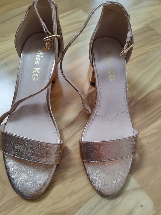 Sprzedam buty na paskach
