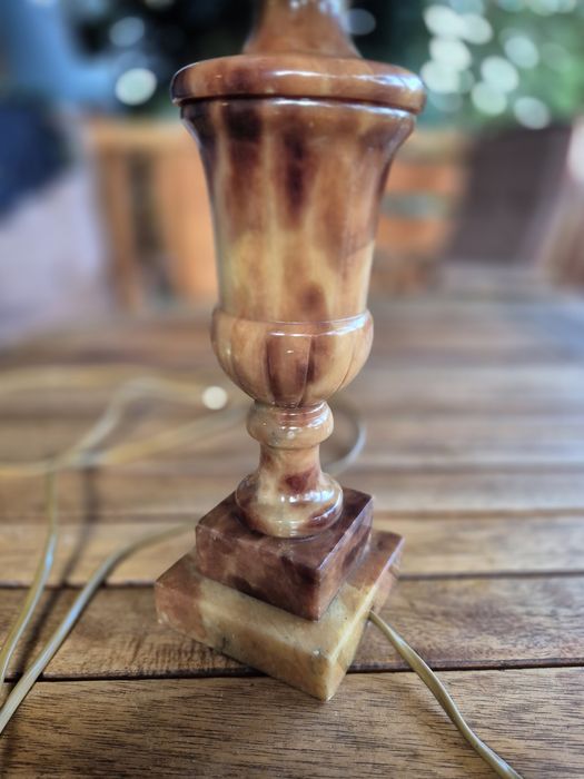 Lampa stołowa z kloszem, alabaster