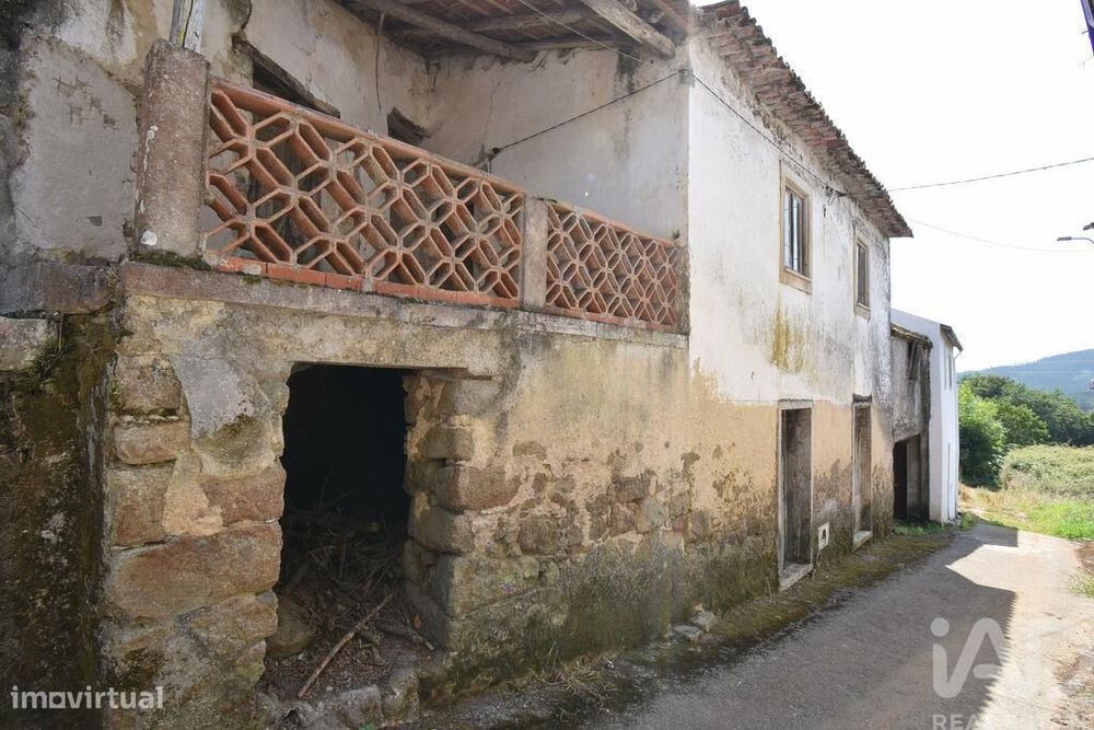Moradia geminada T3 em Vila Nova de 146 m2