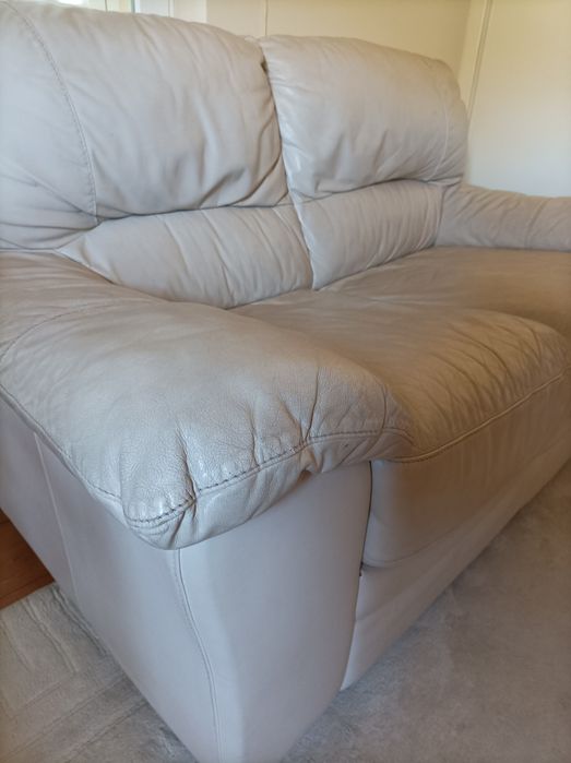 Sofá de dois lugares em pele bege