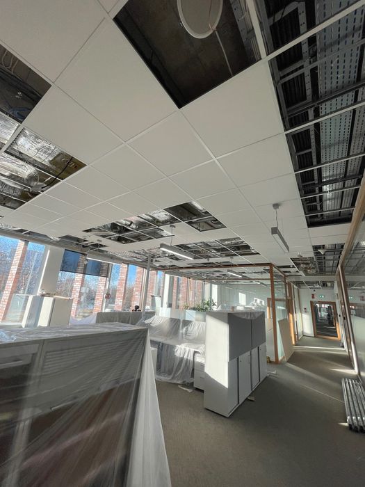 Sufit podwieszany, kasetonowy, modułowy - dostawa i montaż