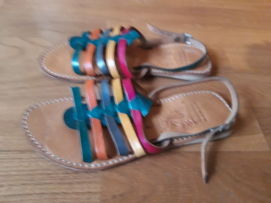 Sandálias de couro colorido de sola rasa (38)