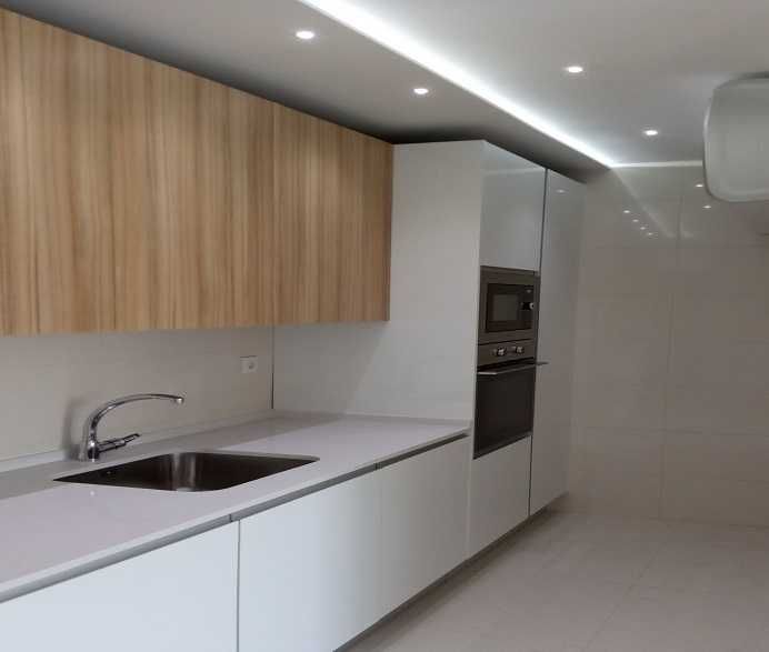 Moradia R/C. T1, Alto di Indio - Sobreda - Cozinha Equipada