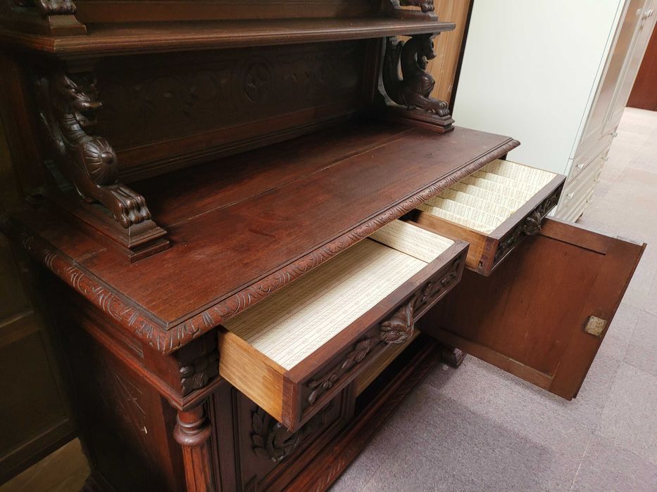 Móvel muito antigo em madeira maciça - Bom estado geral