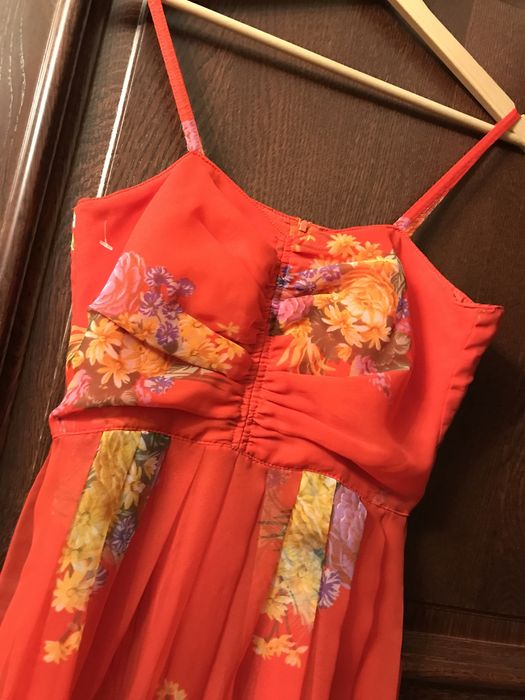 Przepiękna czerwona sukienka w kwiaty