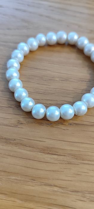 Bransoletka perełkowa na gumce – elegancka, biała