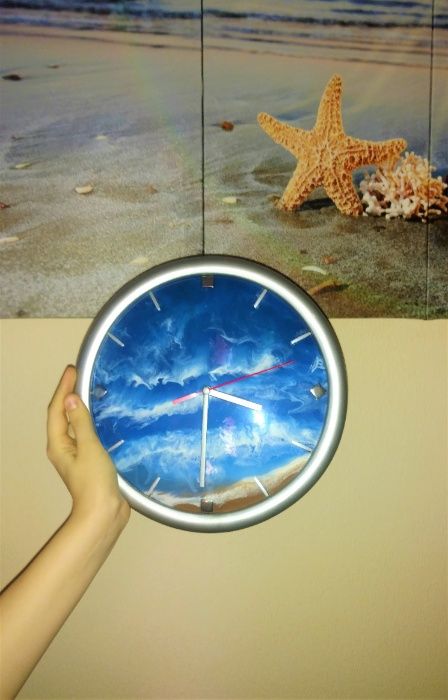 Настенные часы ручной работы в технике Resin art (морской прибой)