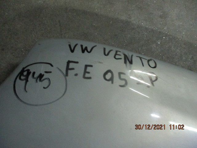 Guarda-lamas esquerdo VOLKSWAGEN Vento (1H2)