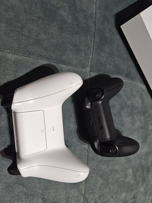 Xbox One S All Digital 1TB + 2 pady