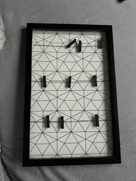 Ramka na zdjęcia z klamerkami czarna ścienna do zawieszenia