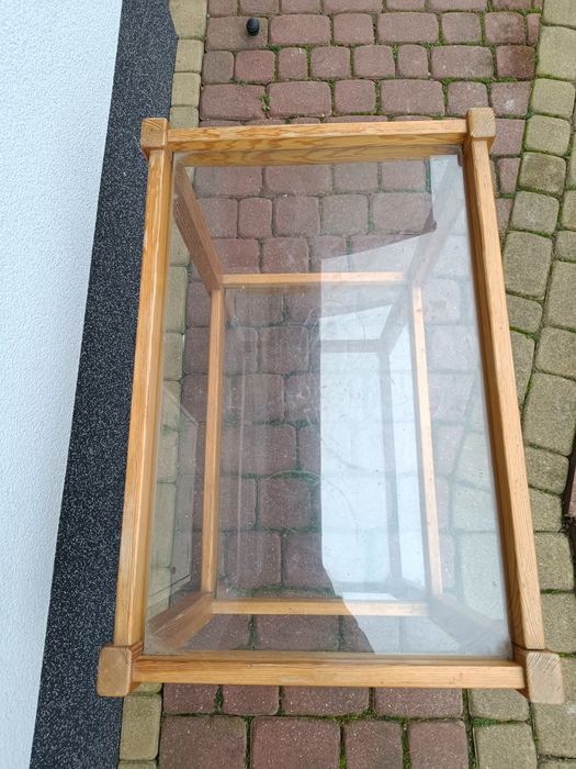 Stolik z szybą na kółkach