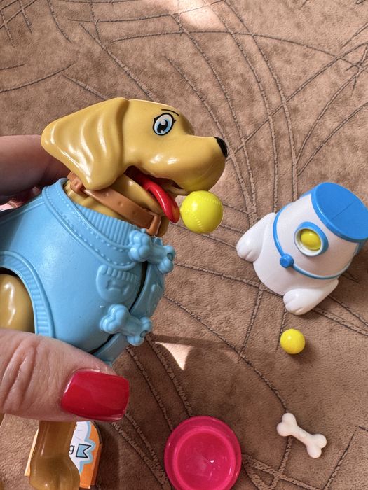 Іграшкова собачка з пулялкою для мʼячів, жилетом, повідком, мискою