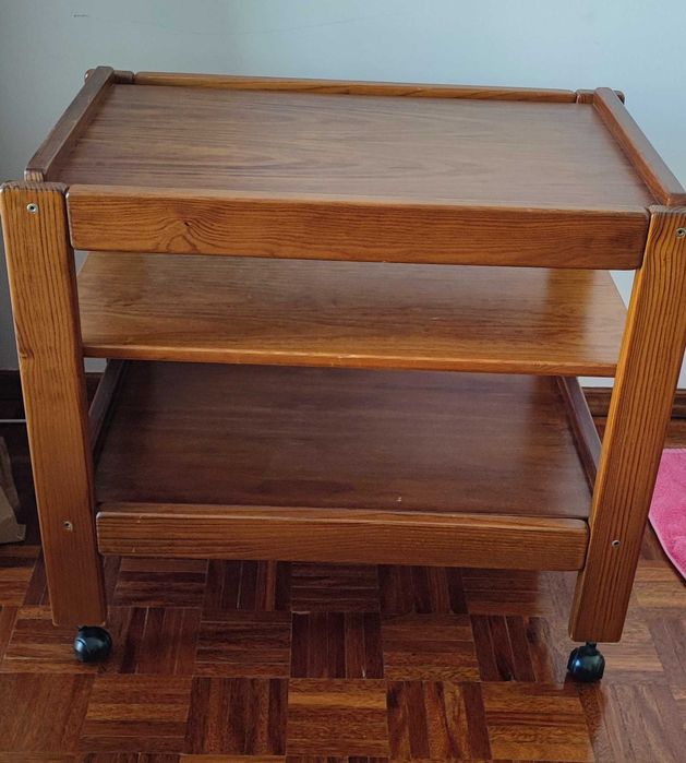 Mesa de apoio com rodas em madeira