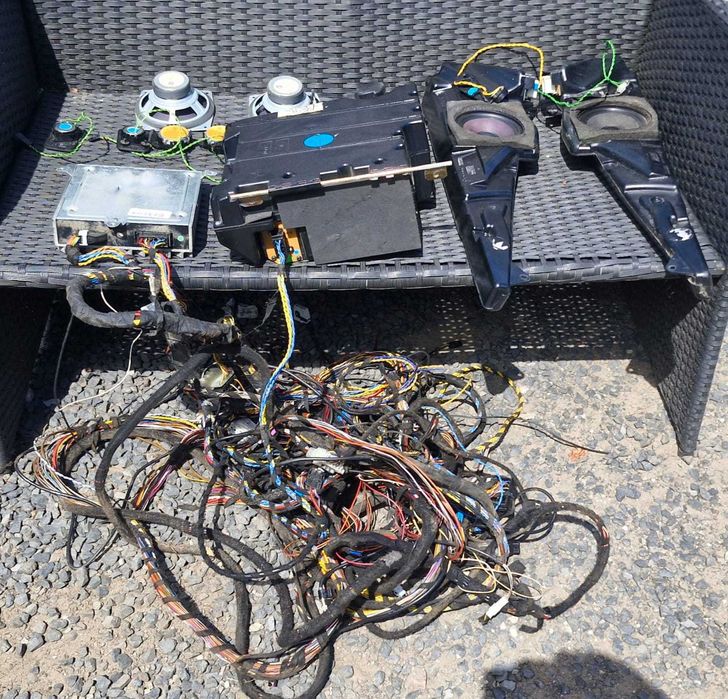 Nagłośnienie subwoofer wzmacniacz HAES wiązka BMW E39 touring kombi.