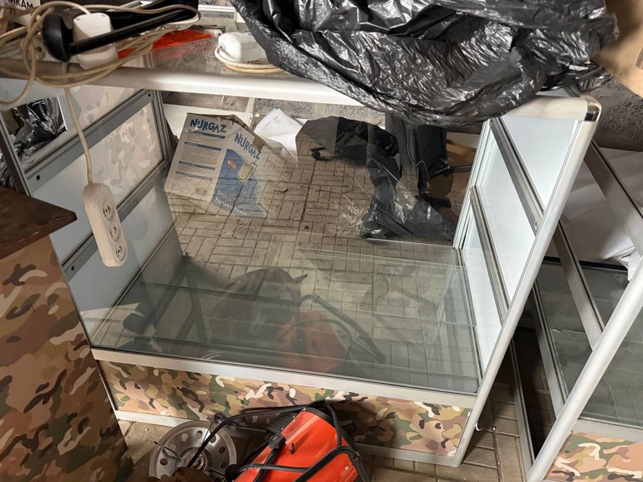 Стеклянные столы для магазина