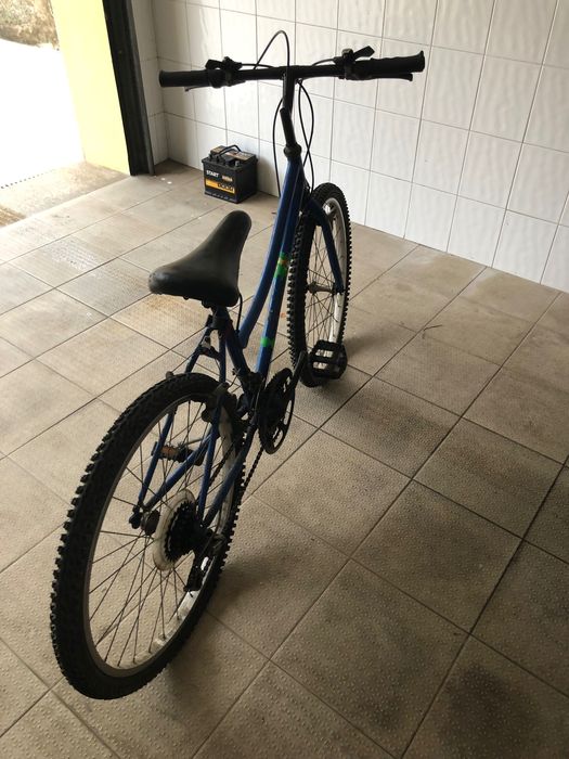 Bicicleta azul usada