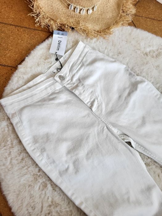 Białe jeansy damskie dżinsy spodnie dzwony 38 Lefties