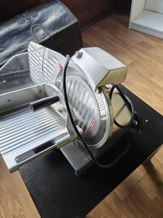 Fiambreira eléctrica NTS Maquina de cortar carnes, pouco usada, indust